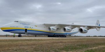 Pe Aeroportul Otopeni a aterizat joi cel mai mare avion din lume