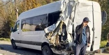 Microbuz lovit de un TIR la Vişeu de Sus. Două persoane rănite