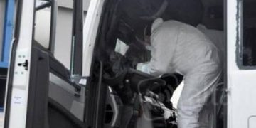 Șofer român din Italia în stare critică după ce picioarele sale au fost zdrobite de propriul camion pe autostradă