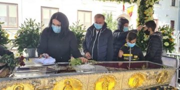 Peste 45.000 de pelerini au trecut pe la racla cu moaștele Sfintei Parascheva