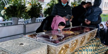 Mii de credincioşi o sărbătoresc pe Cuvioasa Parascheva la Catedrala Mitropolitană din Iași, unde incidenţa este 10.17 la mie