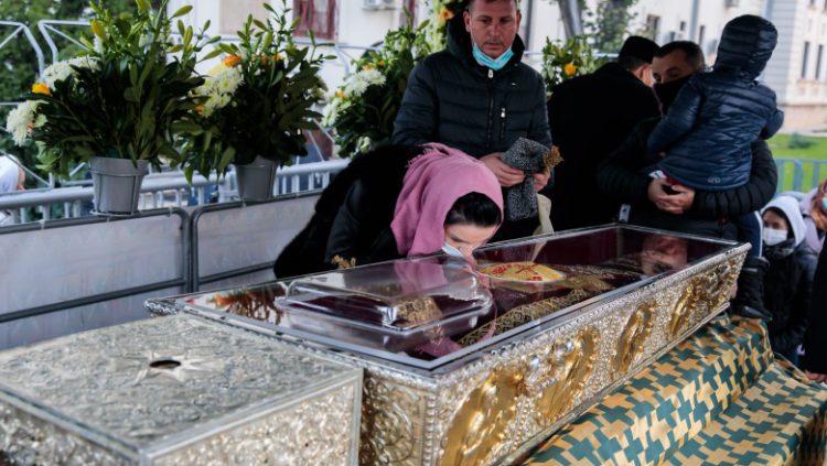 Mii de credincioşi o sărbătoresc pe Cuvioasa Parascheva la Catedrala Mitropolitană din Iași, unde incidenţa este 10.17 la mie