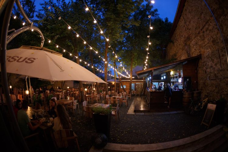 Nevaccinaţii nu au voie la restaurant, nunţi sau spectacole