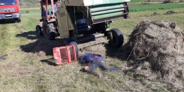 UN TÂNĂR A MURIT STRIVIT DE BALOTIERĂ, PE UN CÂMP DIN CLUJ