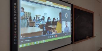 Oră deosebită de fizică la CN „Vasile Lucaciu”. Elevii s-au întâlnit online cu Iulian Boboescu, cercetător la Universitatea din Wageningen, Olanda