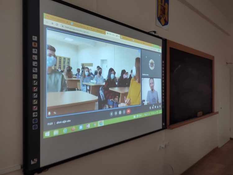 Oră deosebită de fizică la CN „Vasile Lucaciu”. Elevii s-au întâlnit online cu Iulian Boboescu, cercetător la Universitatea din Wageningen, Olanda