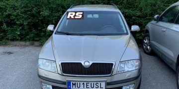 Proprietarul „plăcuțelor suedeze” revine cu un număr ce înmatriculare adaptat situației politice actuale. Mesajul către Iohannis. VIDEO