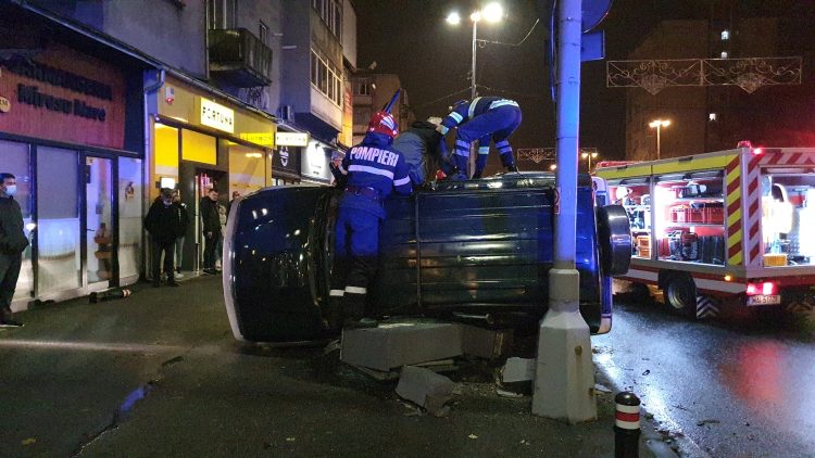 Accident pe Strada Culturii. O mașină s-a răsturnat. ACTUALIZARE
