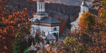 Când soarele răsare la mănăstirea Rohia, Dumnezeu e mai aproape de oameni. GALERIE FOTO