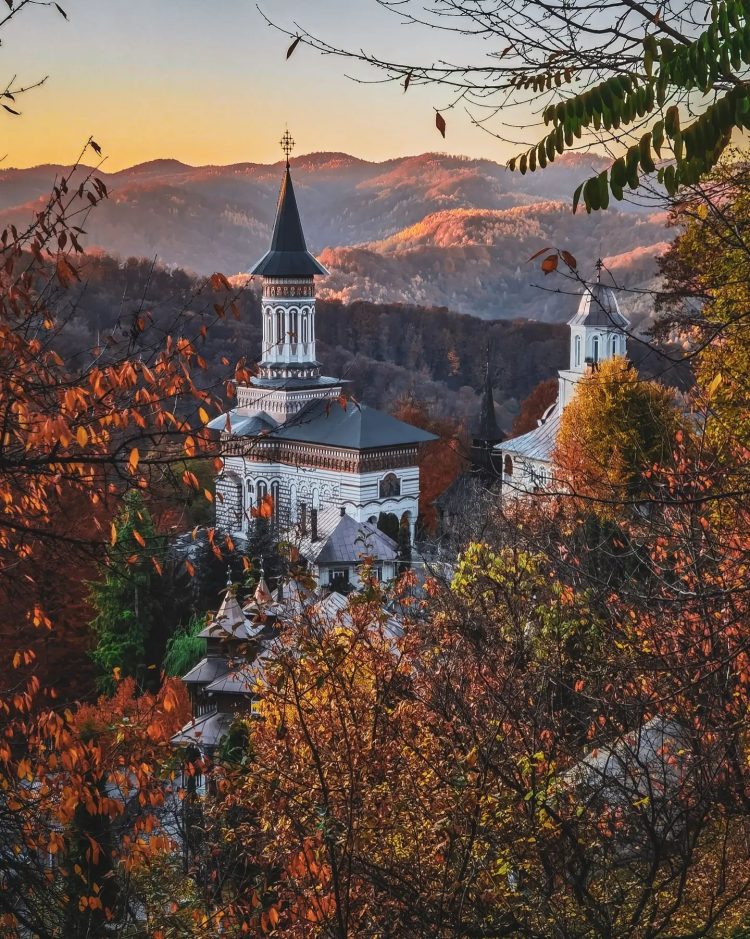Când soarele răsare la mănăstirea Rohia, Dumnezeu e mai aproape de oameni. GALERIE FOTO