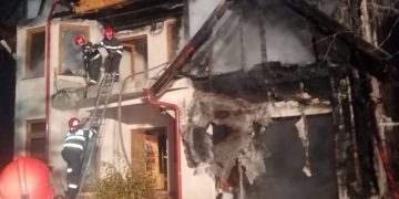 Incendiu puternic la o casă din Săcălăşeni. Patru ore au luptat pompierii pentru stingerea flăcărilor – foto