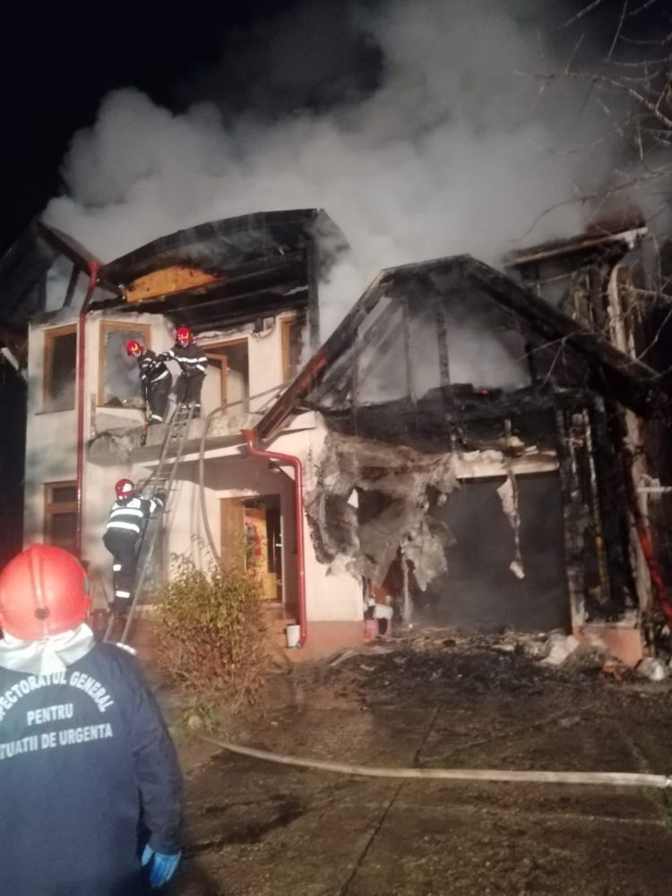 Incendiu puternic la o casă din Săcălăşeni. Patru ore au luptat pompierii pentru stingerea flăcărilor – foto