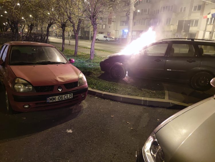 URGENT: Autoturism cuprins de flăcări în Baia Mare