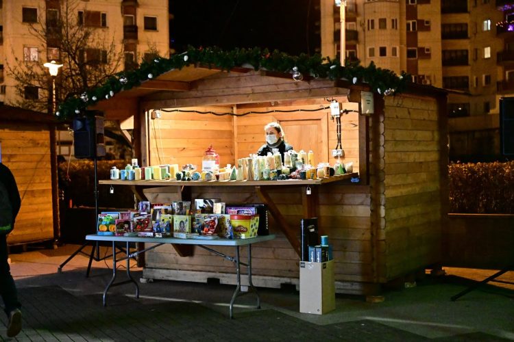 Cadourile pentru cei dragi, sprijin pentru persoanele cu dizabilități și victimele violenței domestice Târg Caritabil de Crăciun în Parcul Mara din Baia Mare