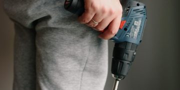 Mare-i grădina Ta, Doamne! Un tânăr a rămas fără un ochi și o mână după ce a perforat un obuz cu bormașina!