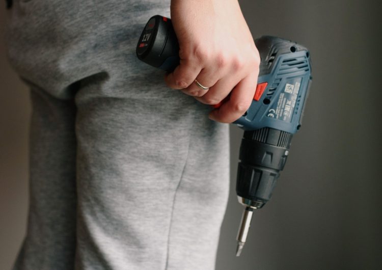 Mare-i grădina Ta, Doamne! Un tânăr a rămas fără un ochi și o mână după ce a perforat un obuz cu bormașina!