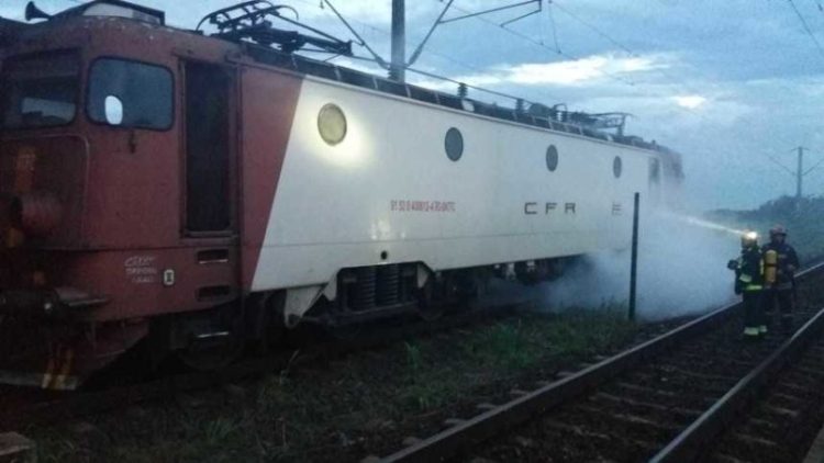 O locomotivă care tracta 27 de vagoane pline cu motorină a luat foc în Gara Predeal
