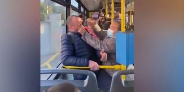 Bărbat fără mască, pălmuit de o femeie într-un autobuz din Cluj Napoca