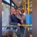 Bărbat fără mască, pălmuit de o femeie într-un autobuz din Cluj Napoca
