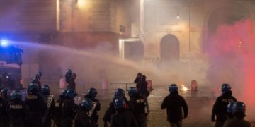 Protest la Roma împotriva certificatului verde. Mii de italieni au ieșit în stradă fără măști