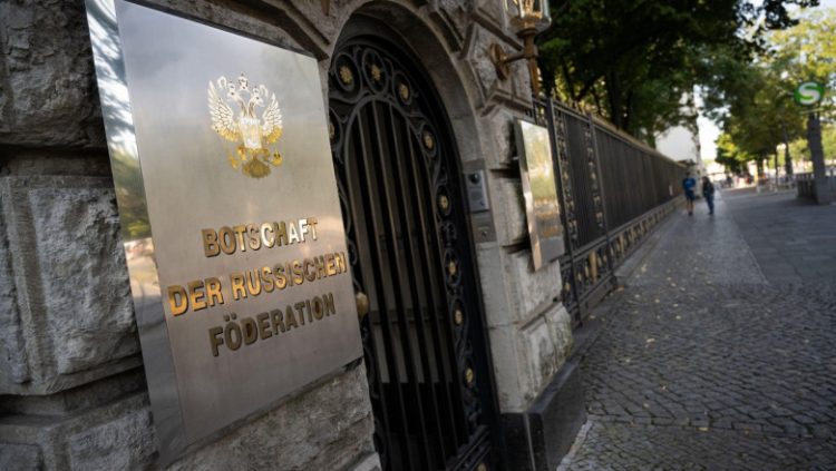 Diplomat rus găsit mort în fața ambasadei din Berlin