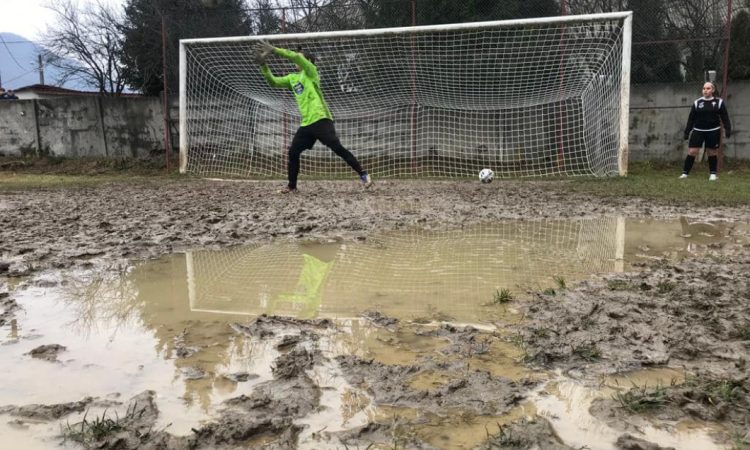 Râde lumea de noi! Cum arată un teren de fotbal din Baia Mare!