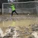 Râde lumea de noi! Cum arată un teren de fotbal din Baia Mare!