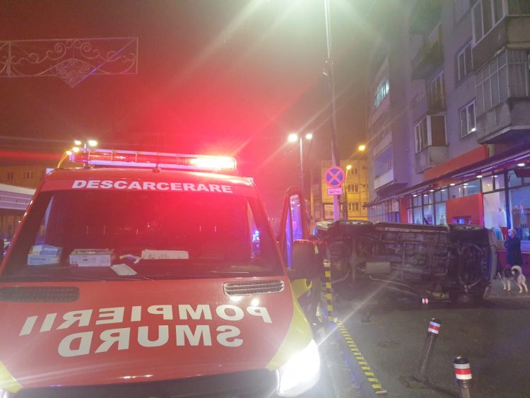 Accident în Baia Mare: Mașină răsturnată