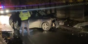 Accident în Baia Mare. Un şofer a intrat cu maşina într-un stâlp de electricitate, apoi a fugit. Poliţiştii încă îl caută