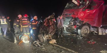 Accident devastator. Patru tineri au murit, după ce o mașină a fost strivită de două TIR-uri