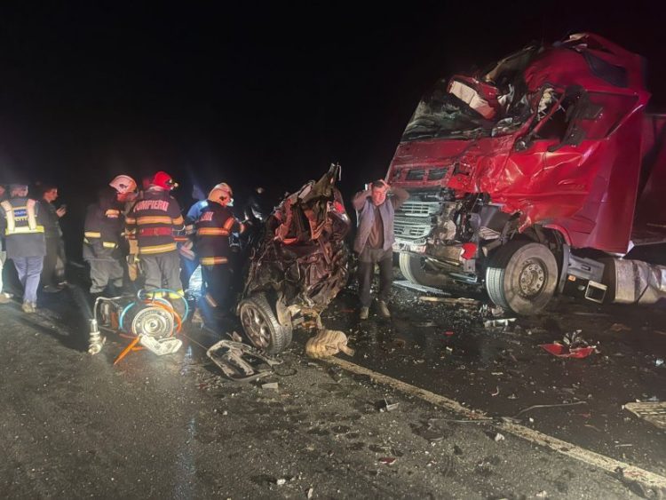 Accident devastator. Patru tineri au murit, după ce o mașină a fost strivită de două TIR-uri