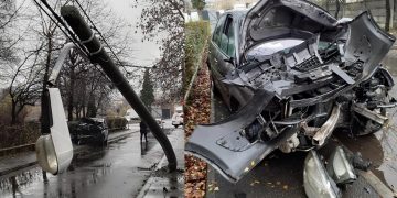 Accident în Baia Mare. Un şofer a intrat cu maşina într-un stâlp de electricitate – foto