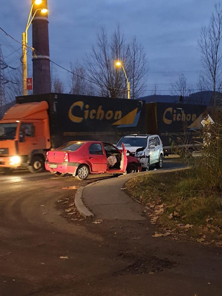 Accident în Baia Mare. Două maşini s-au ciocnit pe strada Oborului – foto