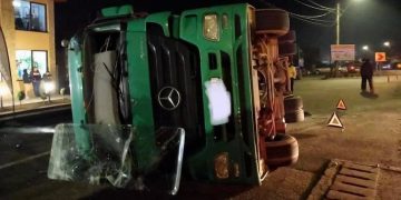 Grav accident la Seini. Un TIR încărcat a ciment s-a răsturnat – foto