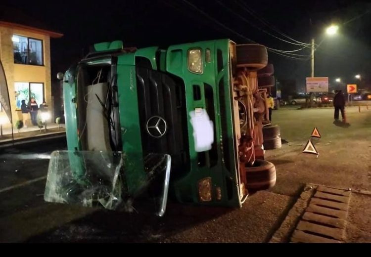 Grav accident la Seini. Un TIR încărcat a ciment s-a răsturnat – foto