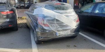 „Parchează corect”. Un şofer şi-a găsit maşina învelită în folie de plastic, după ce a parcat strâmb pe o stradă