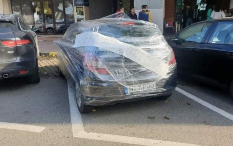 „Parchează corect”. Un şofer şi-a găsit maşina învelită în folie de plastic, după ce a parcat strâmb pe o stradă