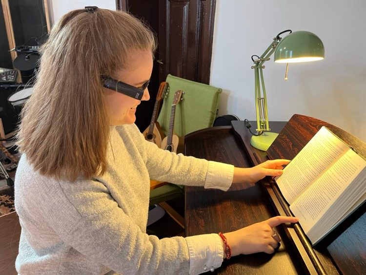 Povestea fantastică a unei tinere din Baia Mare care studiază traducerile deși este nevăzătoare din naștere