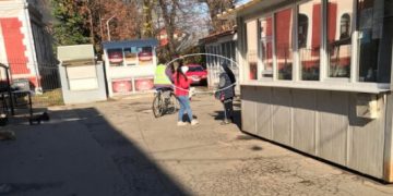 Arbidoul şi ţigările ucrainene, vândute la intrarea în Piața Agroalimentară din Sighetu Marmației. DSP-ul şi Poliţia nu ştiu nimic