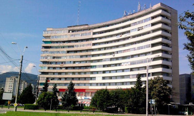 Ce spune şeful de şantier despre reabilitarea blocului Semilună din Baia Mare