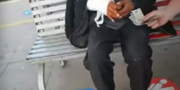 Doi poliţişti din Cluj au fost reţinuţi după ce ar fi bătut cu bestialitate un cerşetor apoi i-au dat bani ca să nu depună plângere