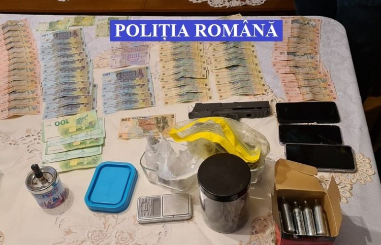 Percheziţii domiciliare. Ce au găsit poliţiştii în urma DESCINDERILOR la Vişeu de Sus