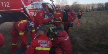 Bărbat strivit de cai şi de căruţa plină de lemne în zona Şugău. A fost transportat în stare gravă cu elicopterul SMURD la Spitalul Judeţean – foto