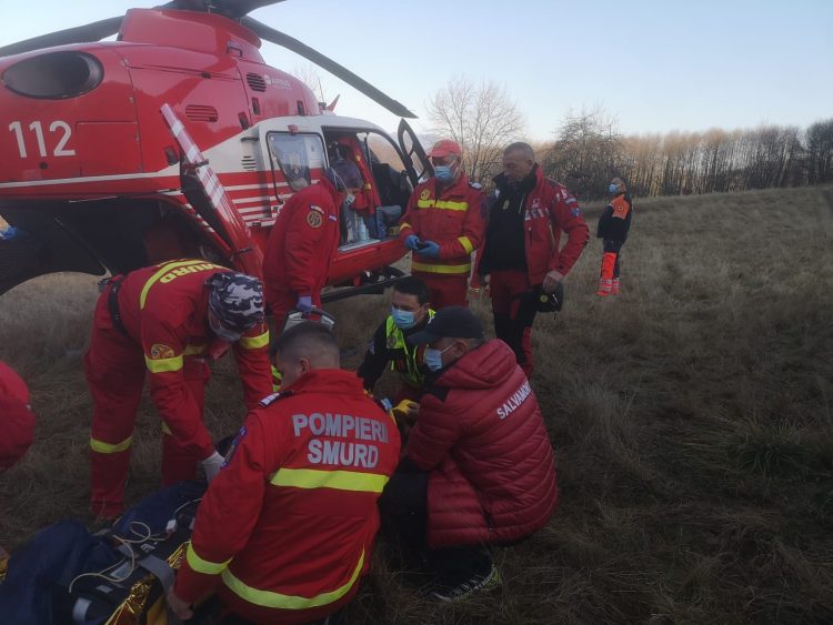 Bărbat strivit de cai şi de căruţa plină de lemne în zona Şugău. A fost transportat în stare gravă cu elicopterul SMURD la Spitalul Judeţean – foto