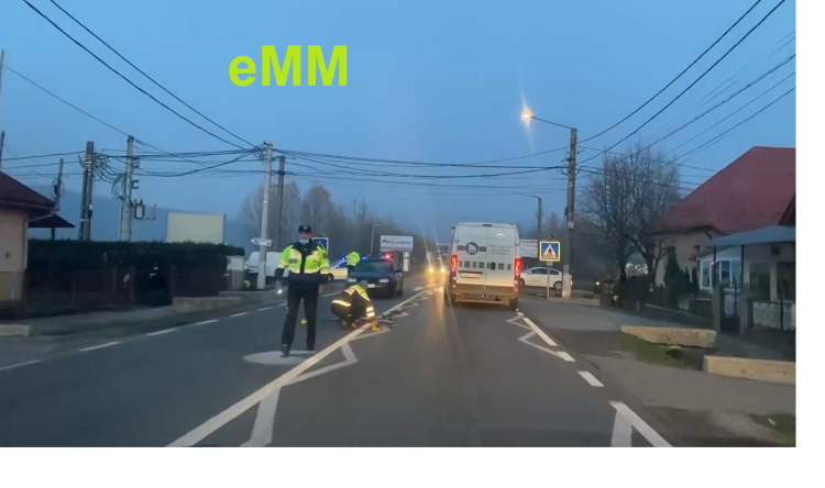 BICICLIST LOVIT DE O MAŞINĂ LA INTRAREA ÎN RECEA. VIDEO