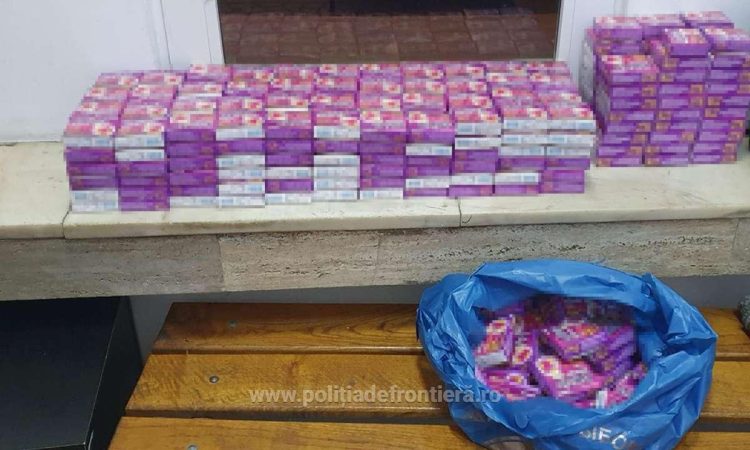 7.000 de capsule antivirale, ascunse în plafonul unui microbuz, descoperite de poliţiştii de frontieră