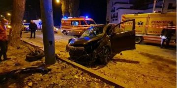 O gravidă băută la volan a intrat cu maşina într-un copac