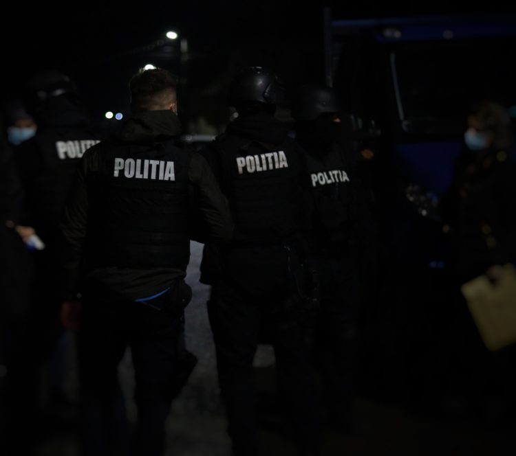 25 de percheziţii pentru destructurarea unui grup infracţional specializat în tăieri ilegale și furt de arbori, fals intelectual şi uz de fals – video