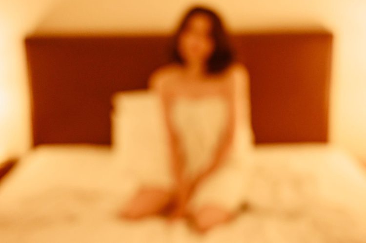 Doi bătrânei dintr-o comună din Iaşi şi-au deschis un mini-bordel în casa unuia dintre ei: fetele aveau 17 şi 19 ani, iar preţurile erau ca „la ţară”