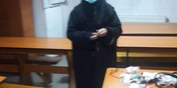 O „măicuţă suspectă” cerea bani oamenilor pe stradă. Surpriza pe care au avut-o poliţiştii când şi-a dat jos hainele monahale